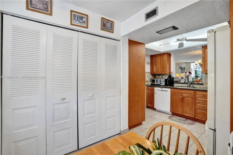 Condo in Margate, Florida, 2 bedrooms  № 2064296 - photo 19