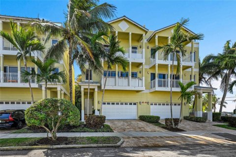 Townhouse in Hollywood, Florida 4 bedrooms, 299.89 sq.m. № 2052909 - photo 2