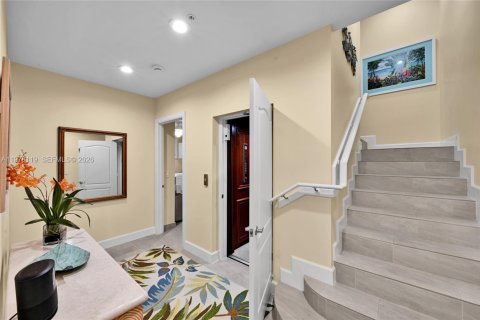 Townhouse in Hollywood, Florida 4 bedrooms, 299.89 sq.m. № 2052909 - photo 5