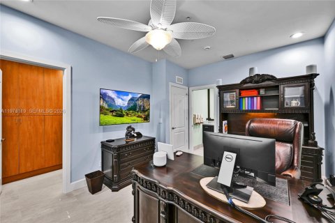 Townhouse in Hollywood, Florida 4 bedrooms, 299.89 sq.m. № 2052909 - photo 9