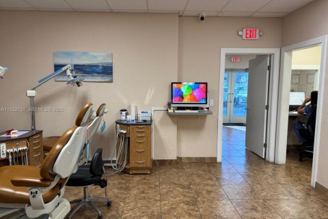 Propiedad comercial en venta en West Palm Beach, Florida № 1991028 - foto 16