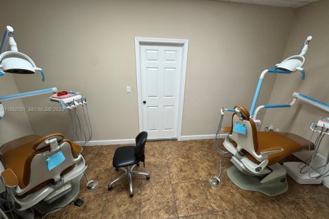 Propiedad comercial en venta en West Palm Beach, Florida № 1991028 - foto 25