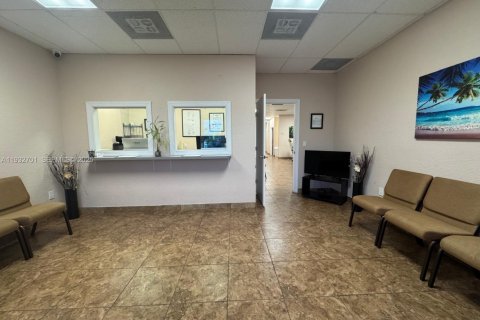 Propiedad comercial en venta en West Palm Beach, Florida № 1991028 - foto 4