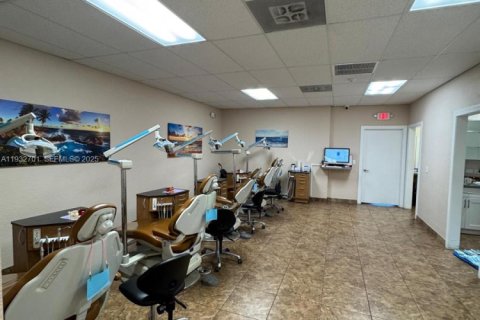 Propiedad comercial en venta en West Palm Beach, Florida № 1991028 - foto 21