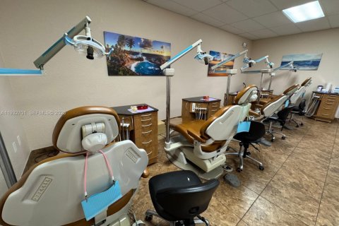 Propiedad comercial en venta en West Palm Beach, Florida № 1991028 - foto 6