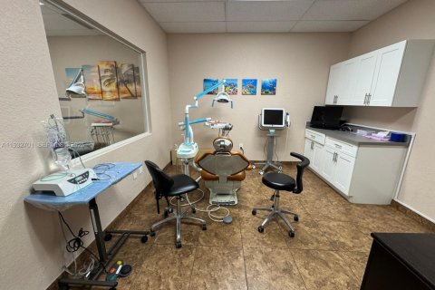 Propiedad comercial en venta en West Palm Beach, Florida № 1991028 - foto 14