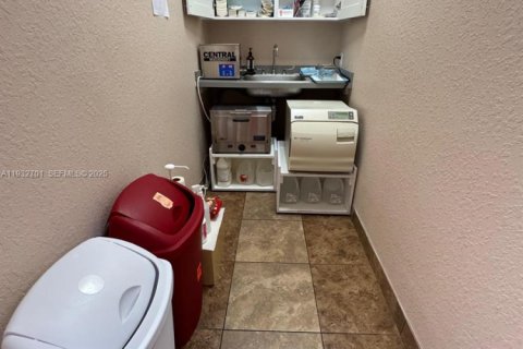 Propiedad comercial en venta en West Palm Beach, Florida № 1991028 - foto 13