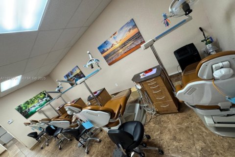 Propiedad comercial en venta en West Palm Beach, Florida № 1991028 - foto 19