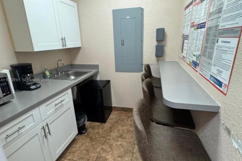 Propiedad comercial en venta en West Palm Beach, Florida № 1991028 - foto 9