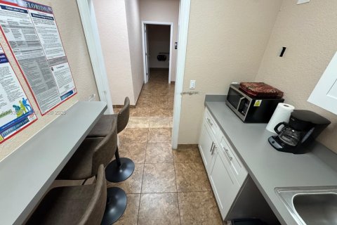 Propiedad comercial en venta en West Palm Beach, Florida № 1991028 - foto 10