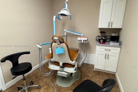 Propiedad comercial en venta en West Palm Beach, Florida № 1991028 - foto 15