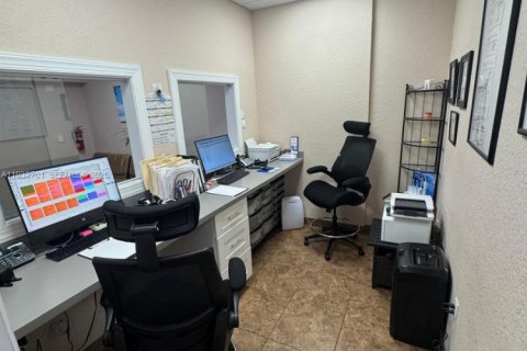 Propiedad comercial en venta en West Palm Beach, Florida № 1991028 - foto 8