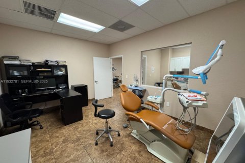 Propiedad comercial en venta en West Palm Beach, Florida № 1991028 - foto 17