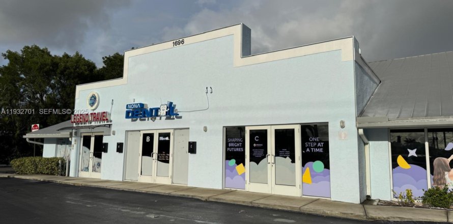 Propiedad comercial en West Palm Beach, Florida № 1991028