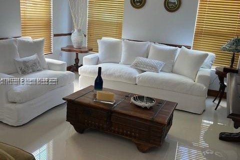 Villa ou maison à vendre à Miami, Floride: 5 chambres, 241.36 m2 № 1967508 - photo 4