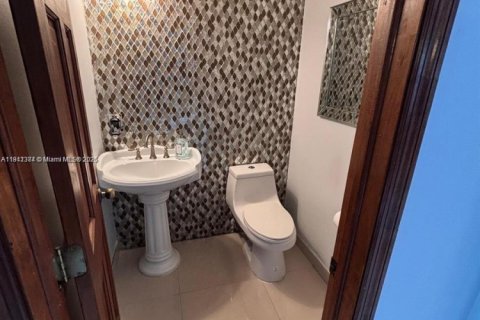 Villa ou maison à vendre à Miami, Floride: 5 chambres, 241.36 m2 № 1967508 - photo 9