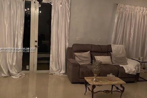 Villa ou maison à vendre à Miami, Floride: 5 chambres, 241.36 m2 № 1967508 - photo 8