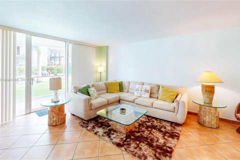 Condo in Miami, Florida, 1 bedroom  № 1923268 - photo 18