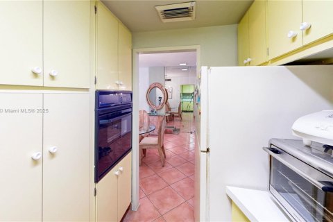 Condo in Miami, Florida, 1 bedroom  № 1923268 - photo 26
