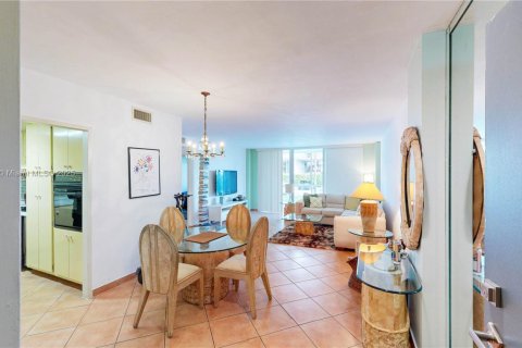 Condo in Miami, Florida, 1 bedroom  № 1923268 - photo 8