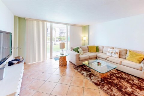 Condo in Miami, Florida, 1 bedroom  № 1923268 - photo 14