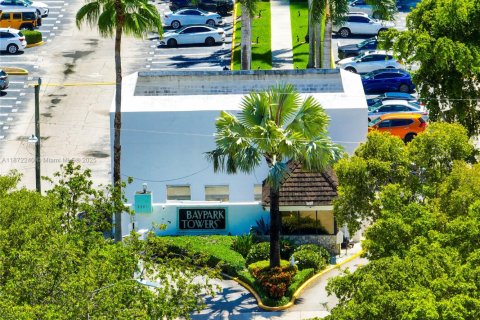 Condo in Miami, Florida, 1 bedroom  № 1923268 - photo 5