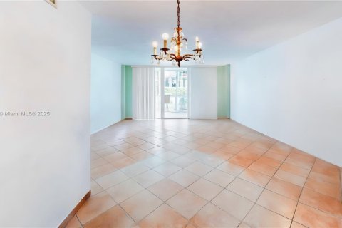 Condo in Miami, Florida, 1 bedroom  № 1923268 - photo 13