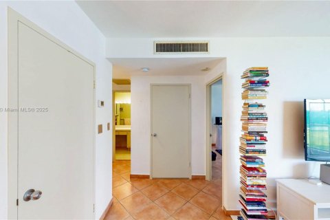 Condo in Miami, Florida, 1 bedroom  № 1923268 - photo 27
