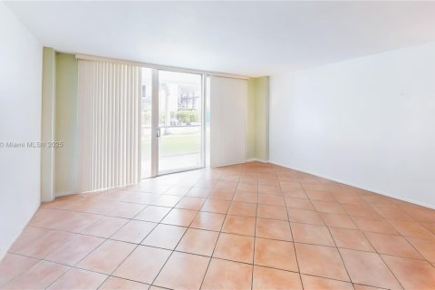 Condo in Miami, Florida, 1 bedroom  № 1923268 - photo 15