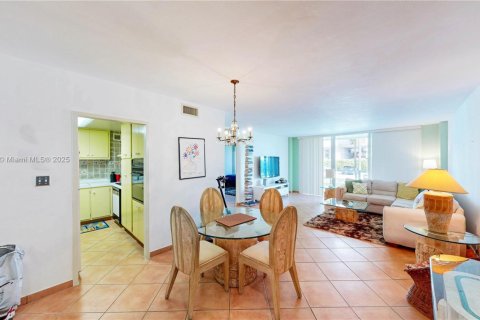Condo in Miami, Florida, 1 bedroom  № 1923268 - photo 9
