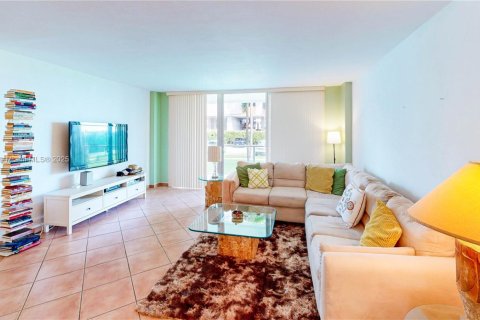 Condo in Miami, Florida, 1 bedroom  № 1923268 - photo 11