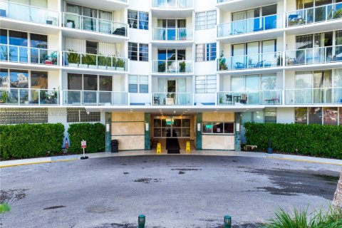 Condo in Miami, Florida, 1 bedroom  № 1923268 - photo 6