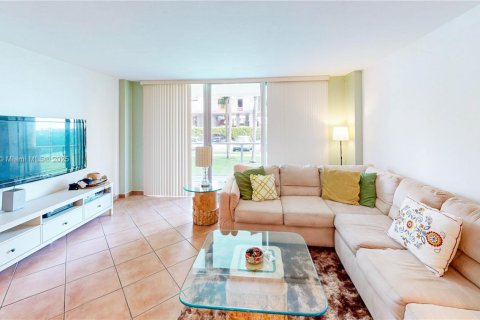 Condo in Miami, Florida, 1 bedroom  № 1923268 - photo 16