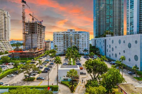 Condo in Miami, Florida, 1 bedroom  № 1923268 - photo 3