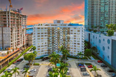 Condo in Miami, Florida, 1 bedroom  № 1923268 - photo 2