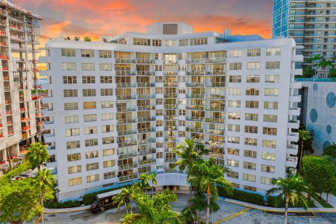 Condo in Miami, Florida, 1 bedroom  № 1923268 - photo 1