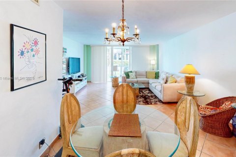 Condo in Miami, Florida, 1 bedroom  № 1923268 - photo 12