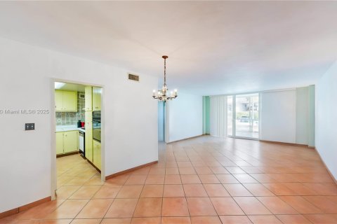 Condo in Miami, Florida, 1 bedroom  № 1923268 - photo 10