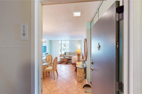Condo in Miami, Florida, 1 bedroom  № 1923268 - photo 7