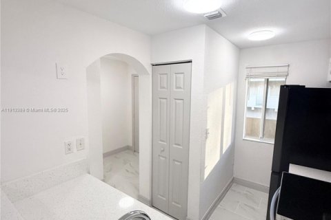 Copropriété à louer à Miami, Floride: 2 chambres, 87.33 m2 № 2080121 - photo 3