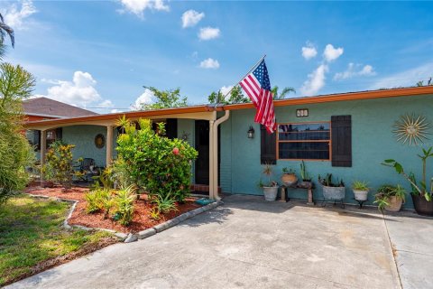 House in Punta Gorda, Florida 3 bedrooms, 100.15 sq.m. № 1767692 - photo 2