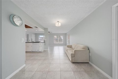 House in Sebring, Florida 2 bedrooms, 134.62 sq.m. № 2166124 - photo 2