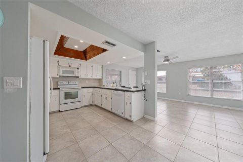 House in Sebring, Florida 2 bedrooms, 134.62 sq.m. № 2166124 - photo 4