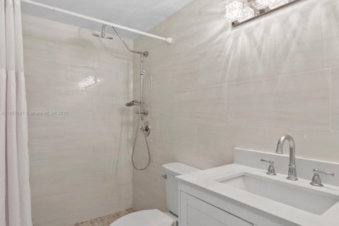 Condo in Hallandale Beach, Florida, 2 bedrooms  № 1872353 - photo 16