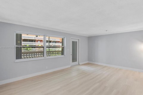 Condo in Hallandale Beach, Florida, 2 bedrooms  № 1872353 - photo 9