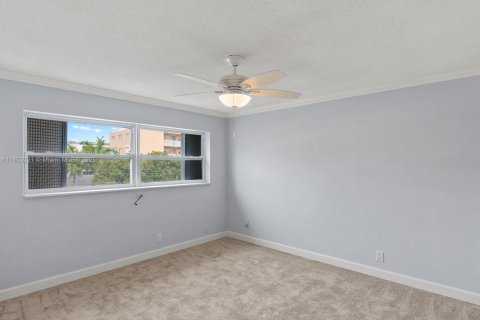 Condo in Hallandale Beach, Florida, 2 bedrooms  № 1872353 - photo 13