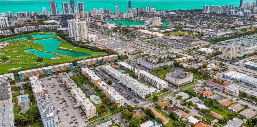 Condo in Hallandale Beach, Florida, 2 bedrooms № 1872353