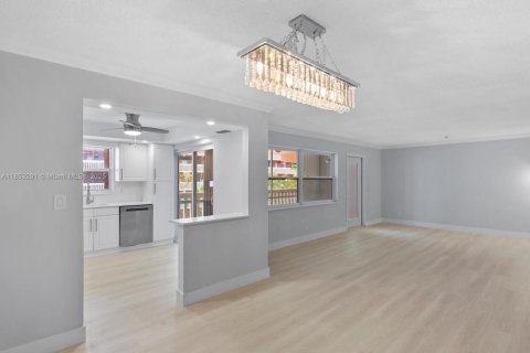 Condo in Hallandale Beach, Florida, 2 bedrooms  № 1872353 - photo 6