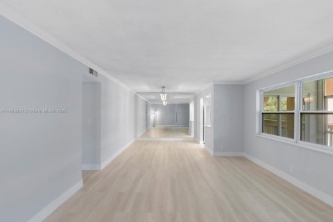 Condo in Hallandale Beach, Florida, 2 bedrooms  № 1872353 - photo 11