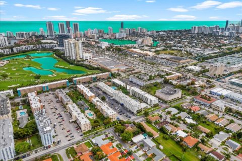 Condo in Hallandale Beach, Florida, 2 bedrooms  № 1872353 - photo 25